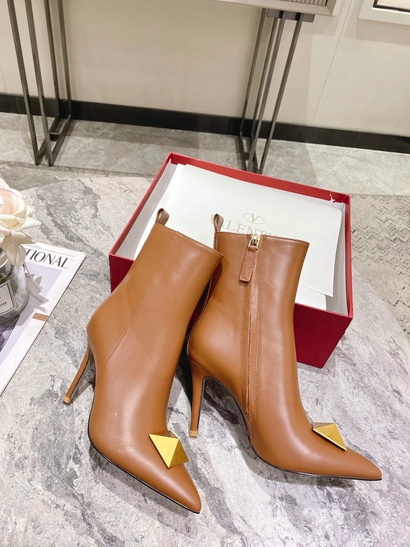 👟👟Ex-factory price 540👟👟 Genuine leather sole +40 [Valentino] Valentino autumn and winter fashion women's boots: comfortable and versatile, making your legs look longer! Fabric: Imported first-layer cowhide ⚡With inner zipper version ⚡The lining and feet are all high-end sheepskin! Outsole: There are two options: non-slip and wear-resistant rubber outsole and Italian leather outsole ~ equipped with Warren's [Pyramid] special buckle that will not rust. Number of yards: 35−41 (customized for sizes 34-42): rubber sole, - genuine leather sole +40